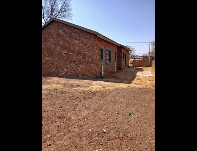 3 BEDROOM FREEHOLD FOR SALE IN DERSLEY
